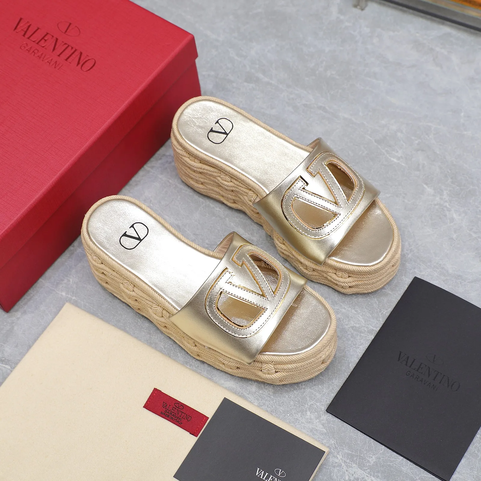 👟👟Ex-factory price 640👟👟The highest version💯💯💯 2024 early spring counter catwalk style updated simultaneously 💗Valentino💗Valentino Wedge hemp rope bottom slippers/follow-up sandals series ——————————Top version Super creative craft design highlights the brand’s unique style, luxury fashion and highly recognizable Exquisite round head, perfect side arc, extremely pure taste, ladylike temperament and full of femininity‼ ️ Upper: Made of imported cowhide. Lining: Made of mixed sheepskin. Italian imported cowhide outsole. Wedge heel back height: 8.5CM. Front height: 5.5CM. Code number: 35-41 (41 customized)
